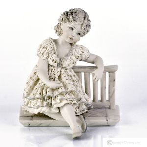 TESS – Handgefertigte Capodimonte-Statuetten, hochwertige Details.