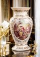 Vase aus edler Keramik, verziert mit Barockmotiven und goldenen Details, handgefertigt.