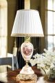 Edle Keramiklampe mit romantischer Szene von Dame und Ritter, mit goldenen Details, handgefertigt.