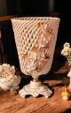 Edle Keramikvase, verziert mit Rosen, Swarovski-Kristallen und goldenen Details, handgefertigt.
