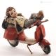 TOTO - Arte Capodimonte, Figur auf einer Vespa, zeitlose Qualität.